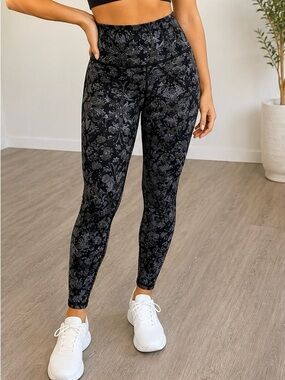 Victoria’s Secret Knockout Tight Leggings

#lululemon #floraleggings